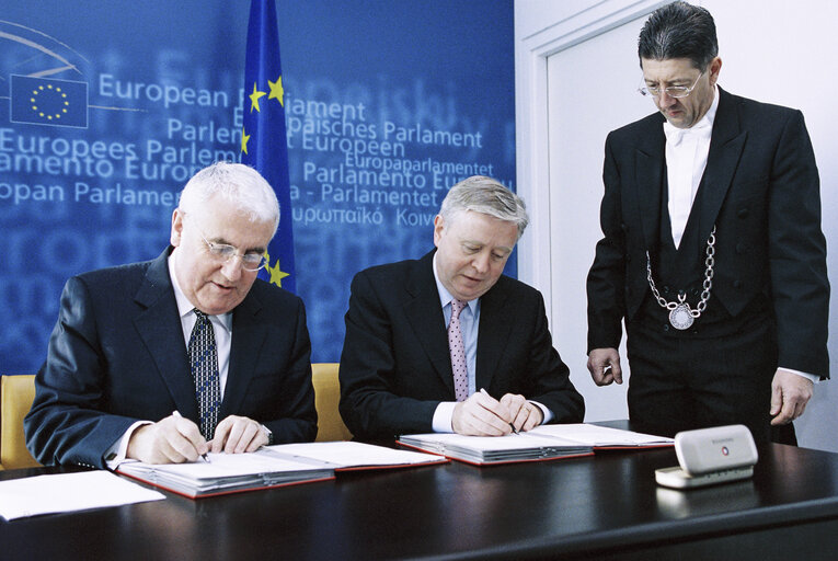 Foto 3: LEX Signing in the Presence of Dick ROCHE, Irish European Affairs Minister