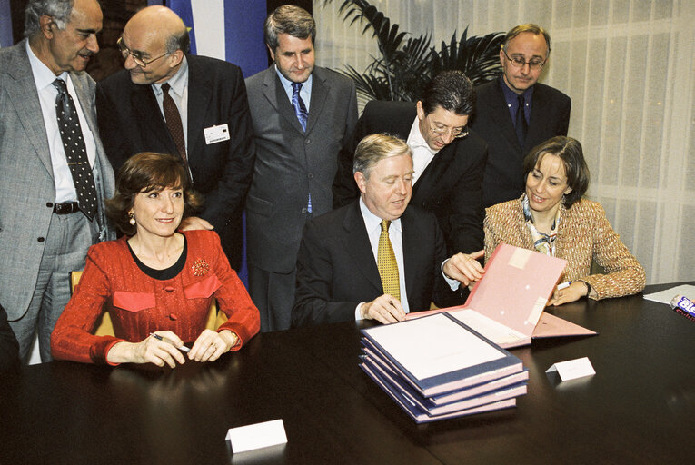 Fotografia 8: Signature of Act of Purchase of LOW Building in Strasbourg