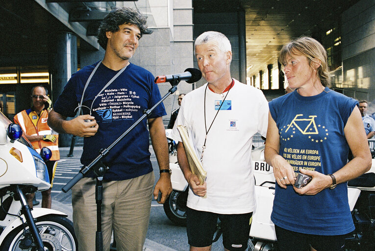 Photo 2 : Arrival in Brussels of the Euro-Tandem Tour 2003 - Petition tour : 'European Year of Disabled People'