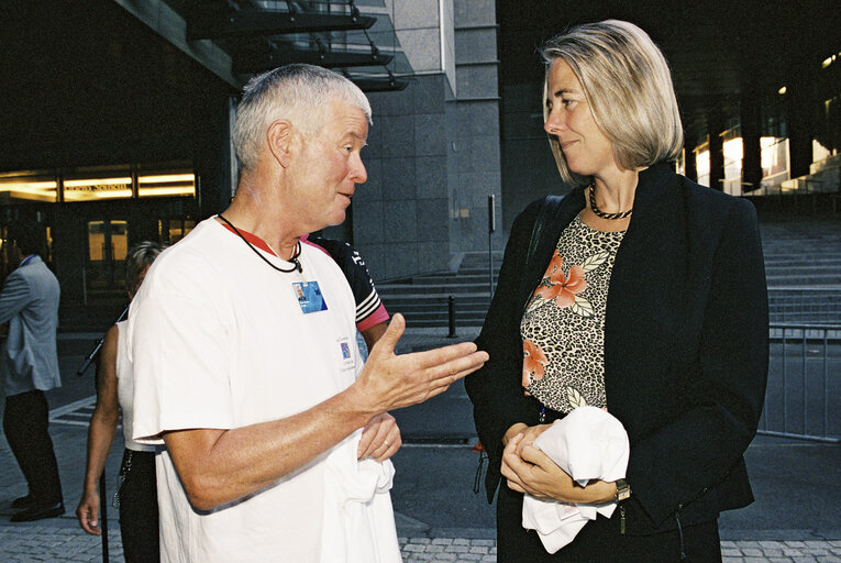 Photo 3 : Arrival in Brussels of the Euro-Tandem Tour 2003 - Petition tour : 'European Year of Disabled People'