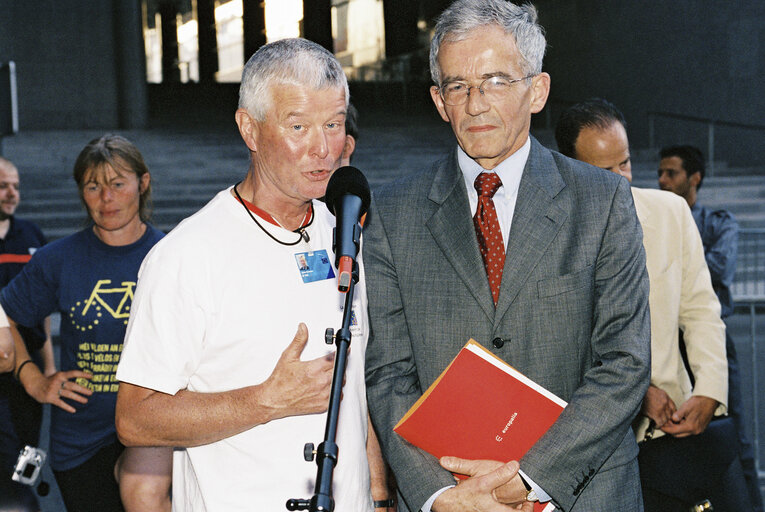 Photo 4 : Arrival in Brussels of the Euro-Tandem Tour 2003 - Petition tour : 'European Year of Disabled People'