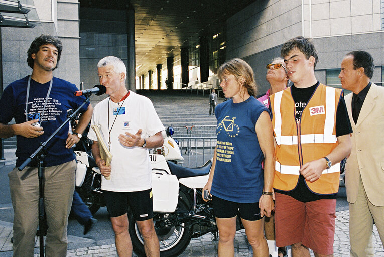 Photo 5 : Arrival in Brussels of the Euro-Tandem Tour 2003 - Petition tour : 'European Year of Disabled People'