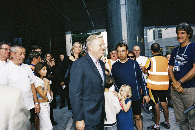 Photo 6 : Arrival in Brussels of the Euro-Tandem Tour 2003 - Petition tour : 'European Year of Disabled People'