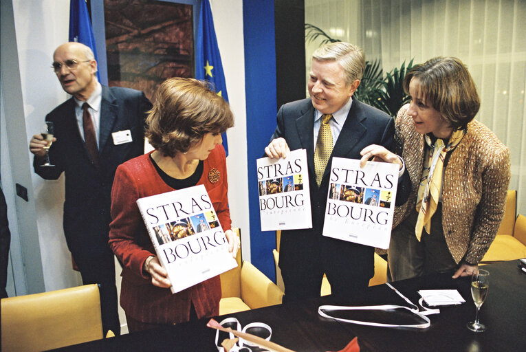 Nuotrauka 9: Signature of Act of Purchase of LOW Building in Strasbourg