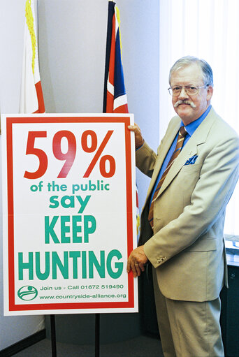 Foto 8: MEP Roger HELMER with a banner defending the right to hunt