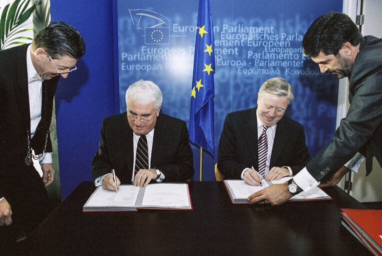 Fotografie 4: Formal Signature of Lex Texts in the presence of the Council, represented by Irish European Affairs Minister