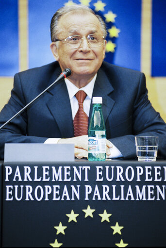 Fotografie 22: The President of Romania makes an official visit to the EP in Strasbourg - Press conference