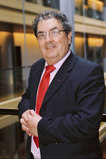 Foto 2: Portrait of Mep John HUME at the European Parliament in Strasbourg