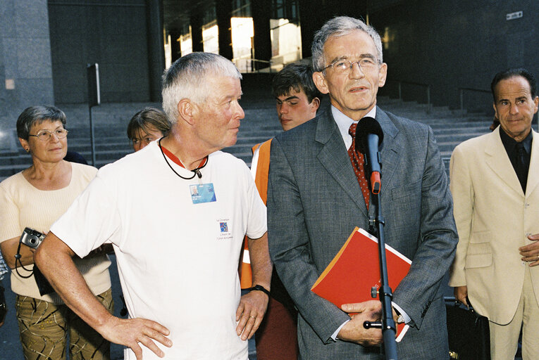 Photo 9 : Arrival in Brussels of the Euro-Tandem Tour 2003 - Petition tour : 'European Year of Disabled People'