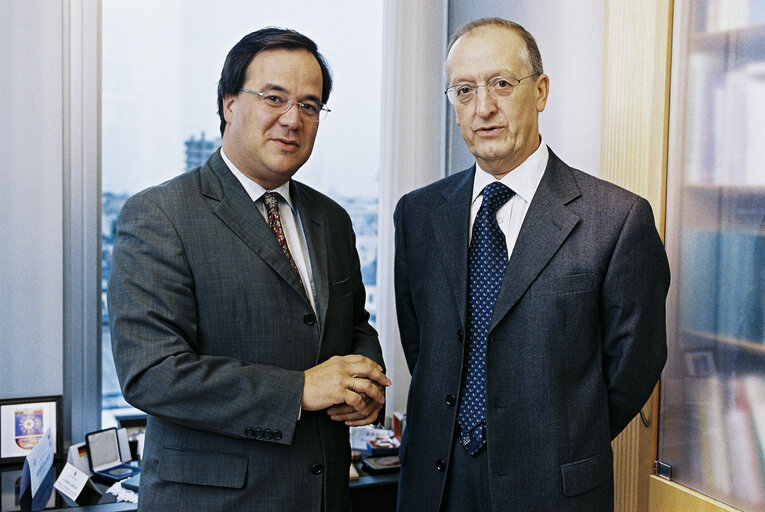 Fotografija 3: MEP Armin LASCHET with a guest in his office in Brussels