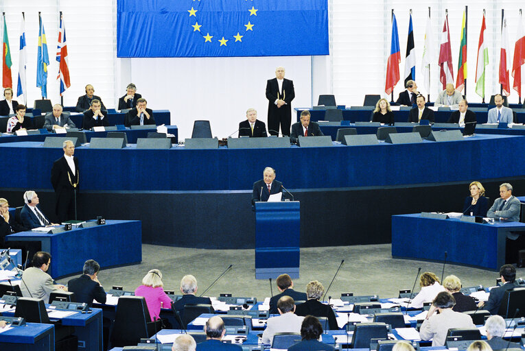 Fotogrāfija 4: The President of Romania addresses the plenary session in Strasbourg