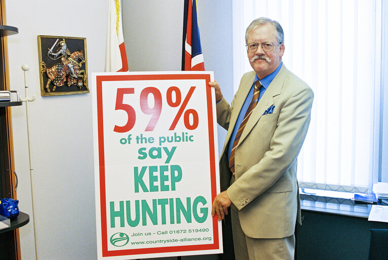 Fotagrafa 9: MEP Roger HELMER with a banner defending the right to hunt