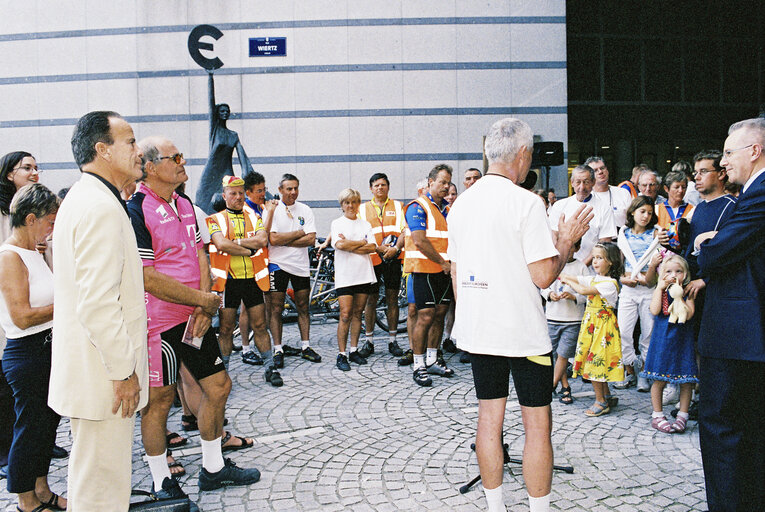 Photo 1 : Arrival in Brussels of the Euro-Tandem Tour 2003 - Petition tour : 'European Year of Disabled People'