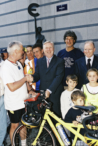 Arrival in Brussels of the Euro-Tandem Tour 2003 - Petition tour : 'European Year of Disabled People'