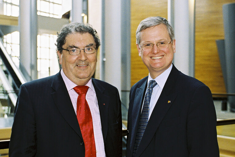 Снимка 13: Portrait of Mep John HUME with other UK MEP's  at the European Parliament in Strasbourg