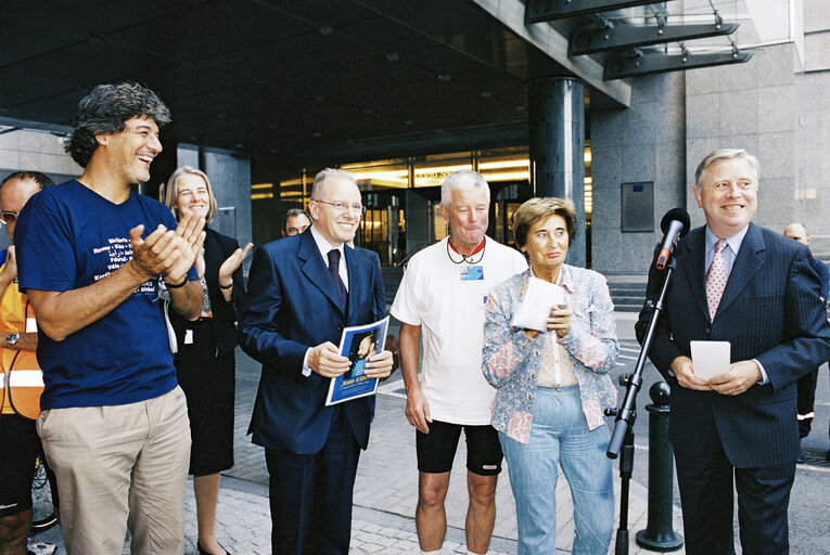 Photo 12 : Arrival in Brussels of the Euro-Tandem Tour 2003 - Petition tour : 'European Year of Disabled People'