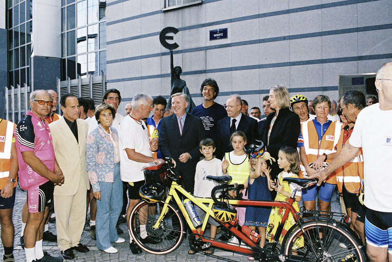 Arrival in Brussels of the Euro-Tandem Tour 2003 - Petition tour : 'European Year of Disabled People'