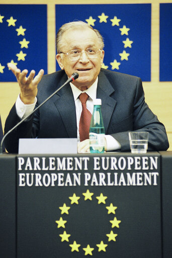 Fotografie 23: The President of Romania makes an official visit to the EP in Strasbourg - Press conference