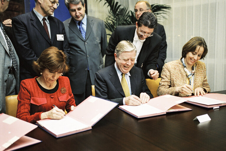 Nuotrauka 12: Signature of Act of Purchase of LOW Building in Strasbourg