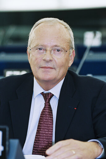 Foto 9: MEP Hugues MARTIN speaks in plenary session in Strasbourg