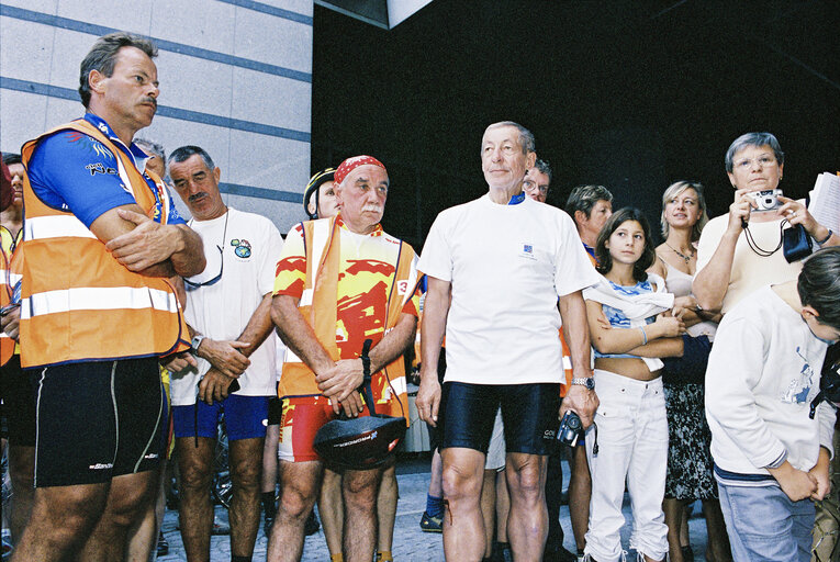 Photo 14 : Arrival in Brussels of the Euro-Tandem Tour 2003 - Petition tour : 'European Year of Disabled People'