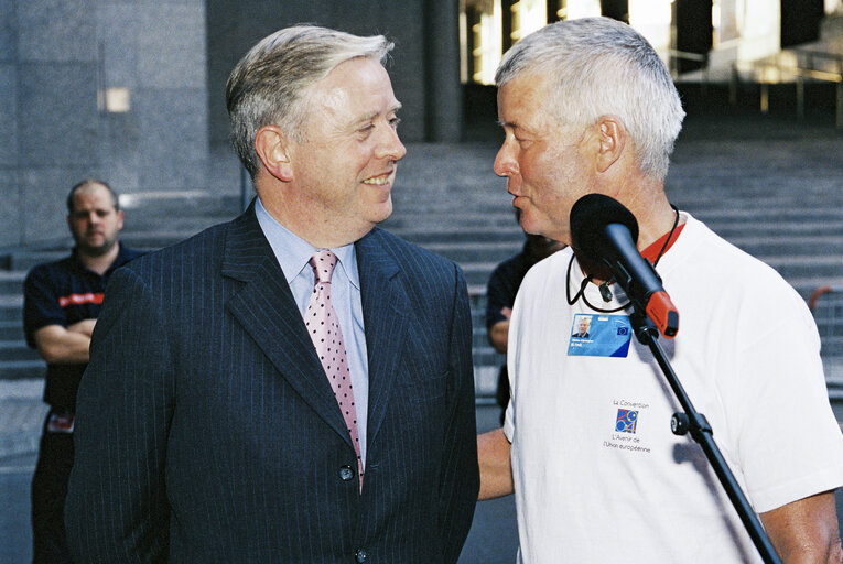 Photo 15 : Arrival in Brussels of the Euro-Tandem Tour 2003 - Petition tour : 'European Year of Disabled People'