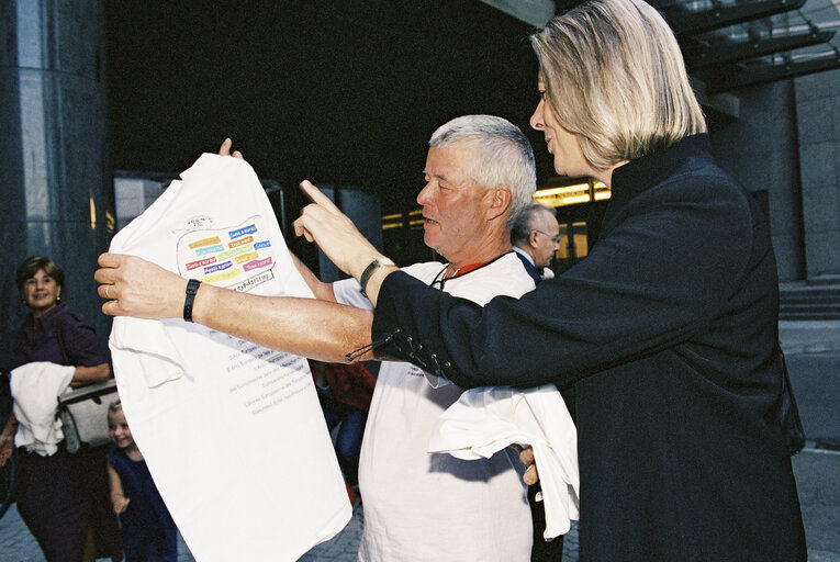 Photo 16 : Arrival in Brussels of the Euro-Tandem Tour 2003 - Petition tour : 'European Year of Disabled People'