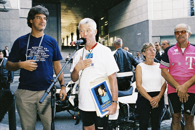 Photo 17 : Arrival in Brussels of the Euro-Tandem Tour 2003 - Petition tour : 'European Year of Disabled People'