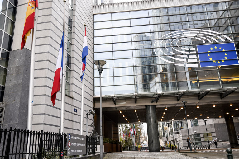 Fotogrāfija 5: European and French flags at half-mast at the European Parliament as a tribute to the victims of the terrorist attacks in the South of France of 23 March 2018