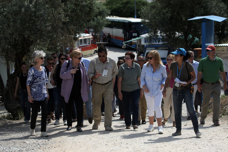 Zdjęcie 28: LIBE Delegation to Greece - Members of the European Parliament visit the Open Facility of Kara Tepe in Mitilini on 19 May, 2016. Members of the European Parliament from Committee on civil liberties, justice and home affairs visit migrants camp in Greece.