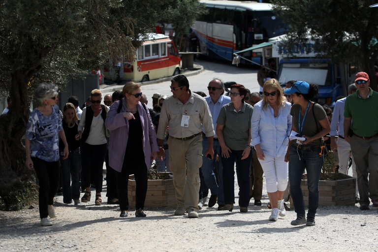 Zdjęcie 29: LIBE Delegation to Greece - Members of the European Parliament visit the Open Facility of Kara Tepe in Mitilini on 19 May, 2016. Members of the European Parliament from Committee on civil liberties, justice and home affairs visit migrants camp in Greece.