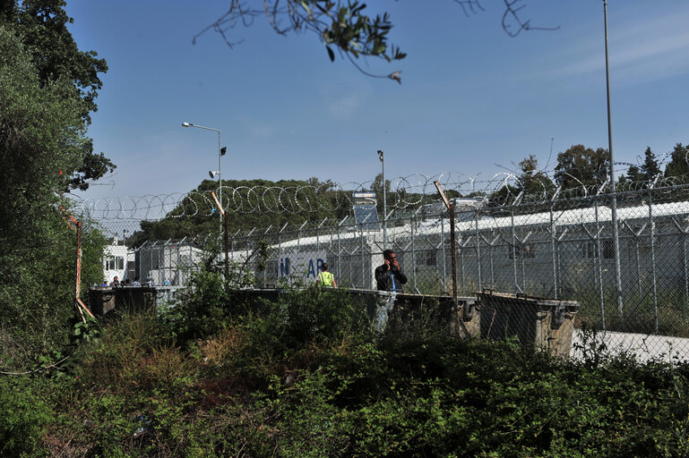 Nuotrauka 6: LIBE Delegation to Greece -  Members of the European Parliament visit the Moria hotspot in Mitilini on 19 May, 2016. Members of the European Parliament from Committee on civil liberties, justice and home affairs visit migrants camp in Greece.