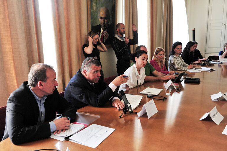 Zdjęcie 9: LIBE Delegation to Greece - Meeting in General Secretariat of Aegean and Island policy in Mitilini on 19 May, 2016. Members of the European Parliament from Committee on civil liberties, justice and home affairs visit migrants camp in Greece.