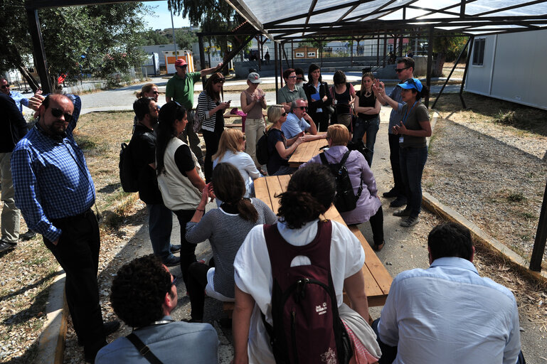 Zdjęcie 21: LIBE Delegation to Greece - Members of the European Parliament visit the Open Facility of Kara Tepe in Mitilini on 19 May, 2016. Members of the European Parliament from Committee on civil liberties, justice and home affairs visit migrants camp in Greece.