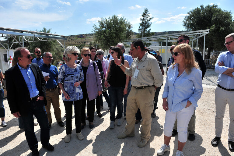 Zdjęcie 26: LIBE Delegation to Greece - Members of the European Parliament visit the Open Facility of Kara Tepe in Mitilini on 19 May, 2016. Members of the European Parliament from Committee on civil liberties, justice and home affairs visit migrants camp in Greece.