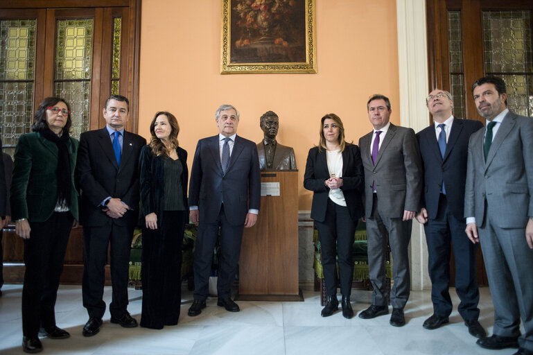 Fotografija 17: EP President receives the ' Prize Against Terrorism ' created in memory of Alberto Jiménez-Becerril, the Seville municipal councillor who was brutally murdered 20 years ago by the Basque separatist group ETA