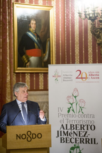 Fotografija 11: EP President receives the ' Prize Against Terrorism ' created in memory of Alberto Jiménez-Becerril, the Seville municipal councillor who was brutally murdered 20 years ago by the Basque separatist group ETA