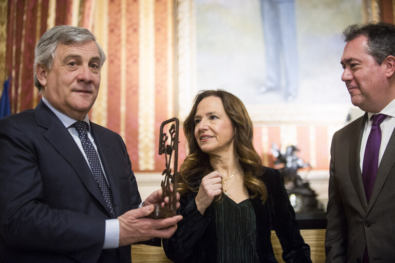 Fotografija 14: EP President receives the ' Prize Against Terrorism ' created in memory of Alberto Jiménez-Becerril, the Seville municipal councillor who was brutally murdered 20 years ago by the Basque separatist group ETA