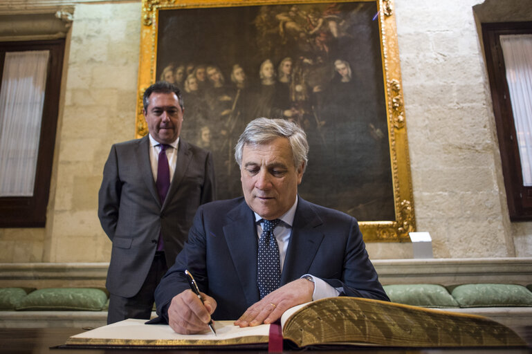 Fotografija 19: EP President receives the ' Prize Against Terrorism ' created in memory of Alberto Jiménez-Becerril, the Seville municipal councillor who was brutally murdered 20 years ago by the Basque separatist group ETA