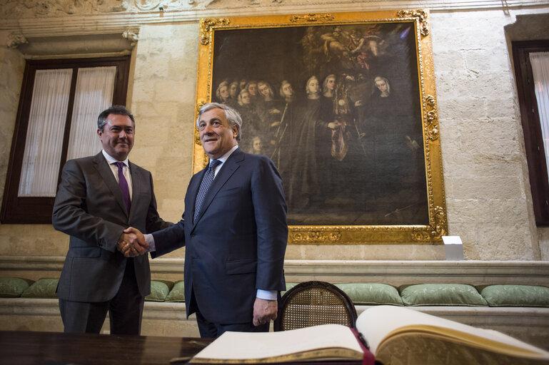 Fotografija 20: EP President receives the ' Prize Against Terrorism ' created in memory of Alberto Jiménez-Becerril, the Seville municipal councillor who was brutally murdered 20 years ago by the Basque separatist group ETA