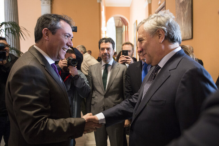 Fotografija 23: EP President receives the ' Prize Against Terrorism ' created in memory of Alberto Jiménez-Becerril, the Seville municipal councillor who was brutally murdered 20 years ago by the Basque separatist group ETA