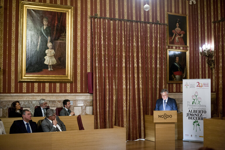 Fotografija 18: EP President receives the ' Prize Against Terrorism ' created in memory of Alberto Jiménez-Becerril, the Seville municipal councillor who was brutally murdered 20 years ago by the Basque separatist group ETA