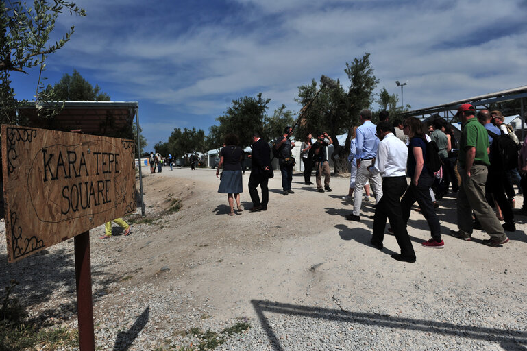 Zdjęcie 25: LIBE Delegation to Greece - Members of the European Parliament visit the Open Facility of Kara Tepe in Mitilini on 19 May, 2016. Members of the European Parliament from Committee on civil liberties, justice and home affairs visit migrants camp in Greece.