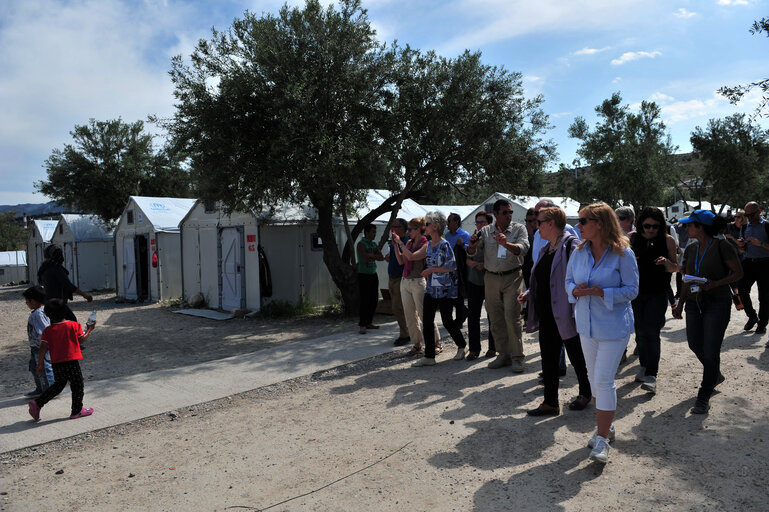 Zdjęcie 23: LIBE Delegation to Greece - Members of the European Parliament visit the Open Facility of Kara Tepe in Mitilini on 19 May, 2016. Members of the European Parliament from Committee on civil liberties, justice and home affairs visit migrants camp in Greece.