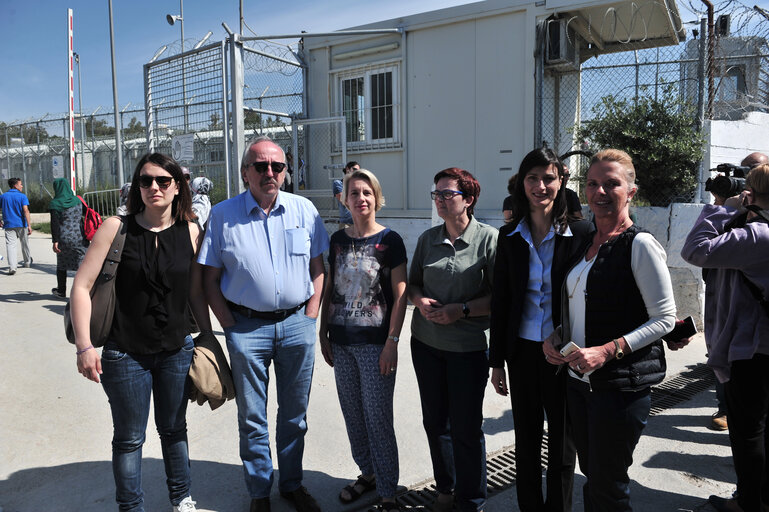 Nuotrauka 7: LIBE Delegation to Greece -  Members of the European Parliament visit the Moria hotspot in Mitilini on 19 May, 2016. Members of the European Parliament from Committee on civil liberties, justice and home affairs visit migrants camp in Greece.