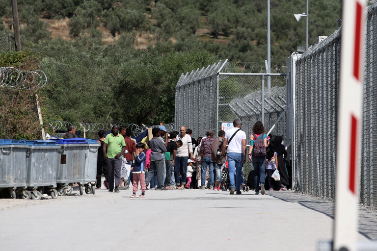 Nuotrauka 5: LIBE Delegation to Greece -  Members of the European Parliament visit the Moria hotspot in Mitilini on 19 May, 2016. Members of the European Parliament from Committee on civil liberties, justice and home affairs visit migrants camp in Greece.