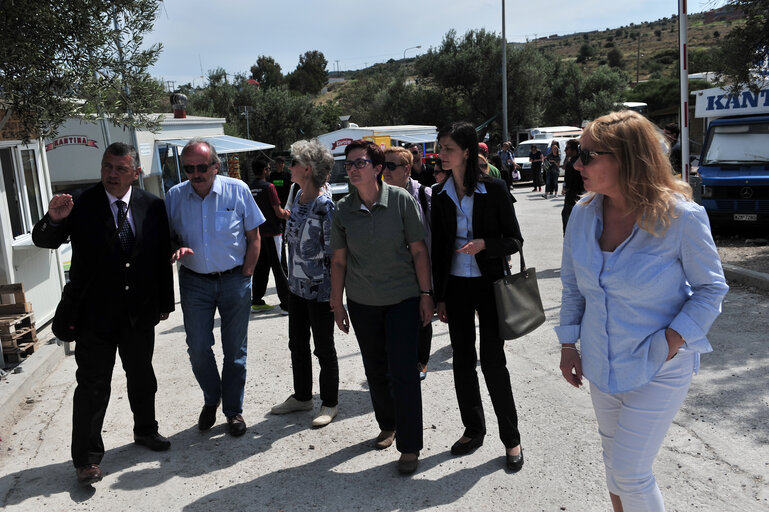 Nuotrauka 30: LIBE Delegation to Greece - Members of the European Parliament visit the Open Facility of Kara Tepe in Mitilini on 19 May, 2016. Members of the European Parliament from Committee on civil liberties, justice and home affairs visit migrants camp in Greece.