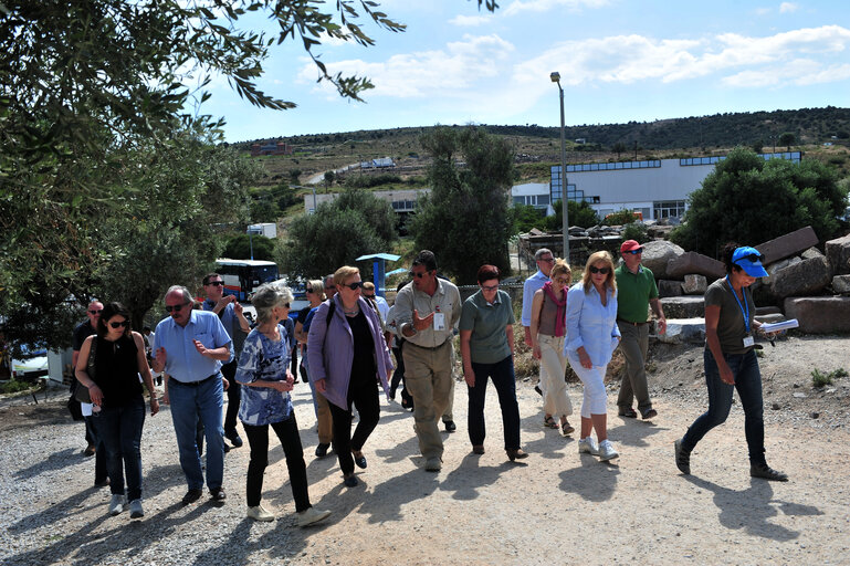 Nuotrauka 27: LIBE Delegation to Greece - Members of the European Parliament visit the Open Facility of Kara Tepe in Mitilini on 19 May, 2016. Members of the European Parliament from Committee on civil liberties, justice and home affairs visit migrants camp in Greece.