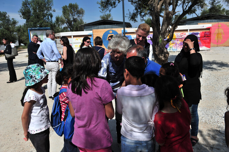 Nuotrauka 22: LIBE Delegation to Greece - Members of the European Parliament visit the Open Facility of Kara Tepe in Mitilini on 19 May, 2016. Members of the European Parliament from Committee on civil liberties, justice and home affairs visit migrants camp in Greece.