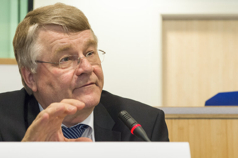 Fotografi 1: Markku MARKKULA, president of the Committee of the Regions.